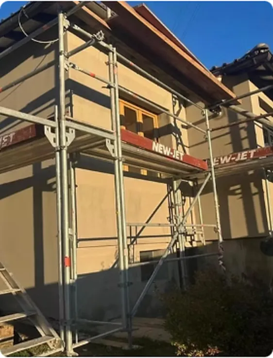 Ponteggio su facciata durante la posa del cappotto termico