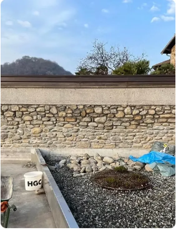Muro in pietra naturale risanato con sistemazione esterna